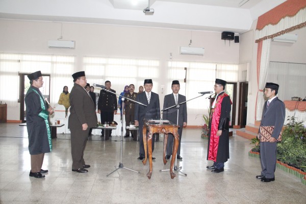 Pelantikan dan pengambilan sumpah janji jabatan Wakil Ketua DPRD II Wonogiri Suhardono alias Dekik oleh Ketua PN Wonogiri